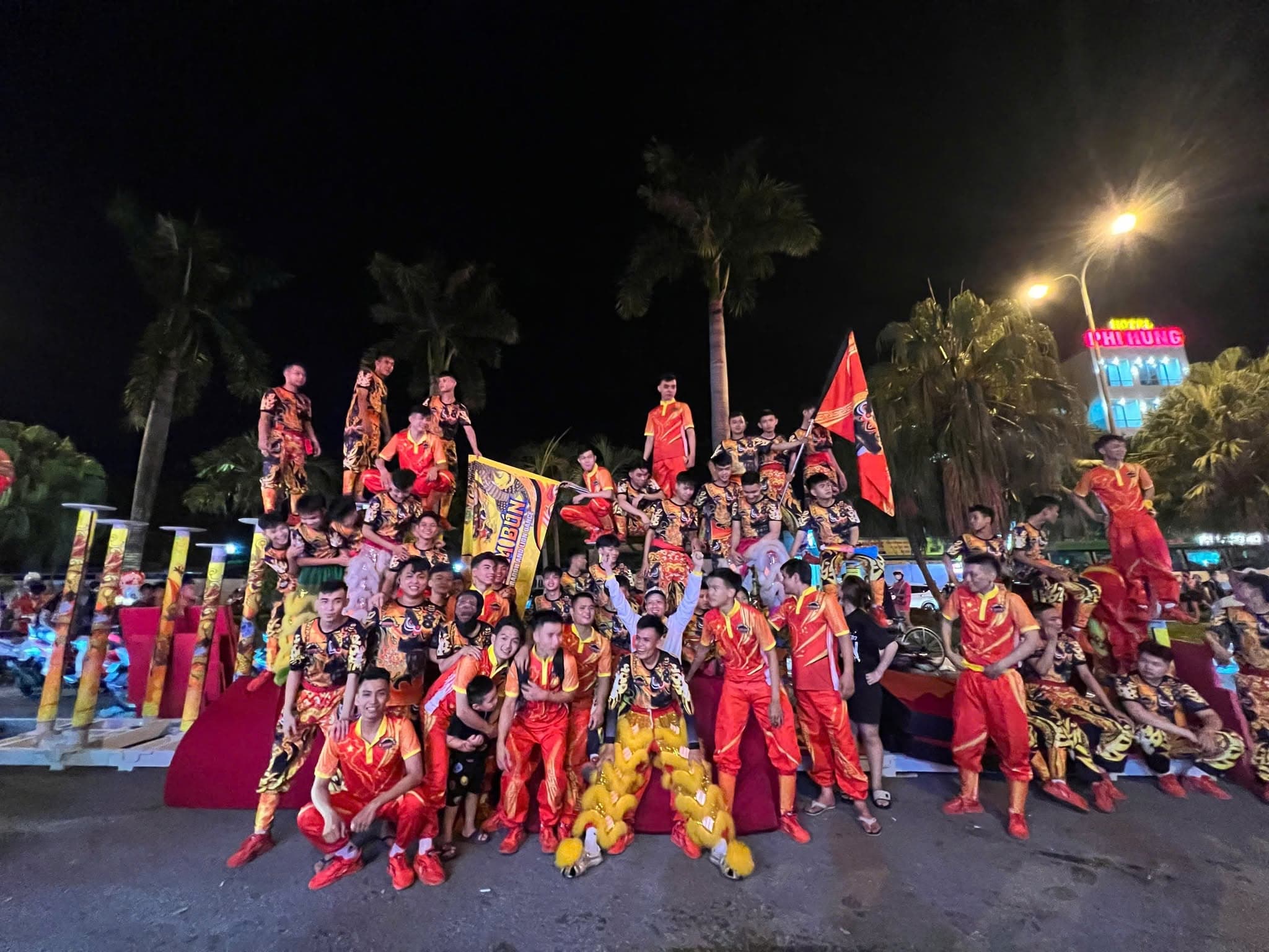 Ảnh tập thể Xóm Bún